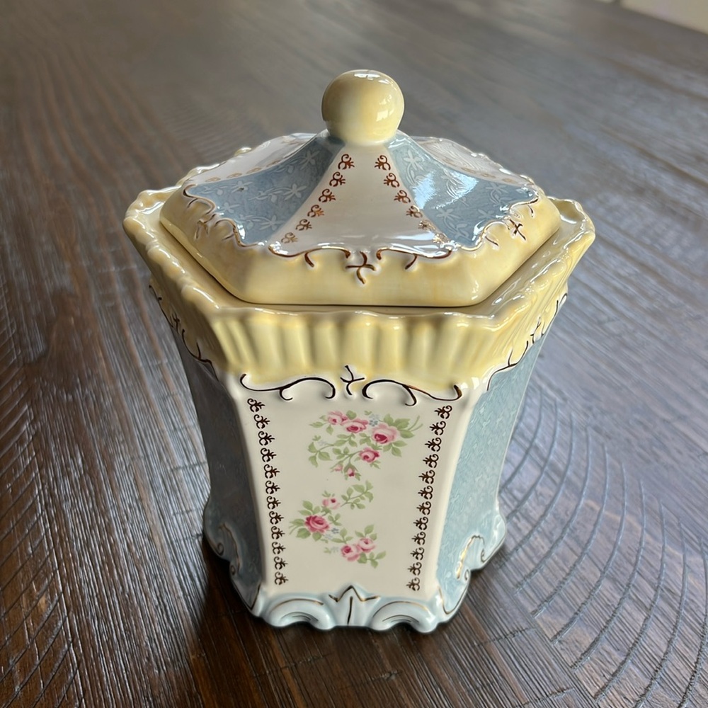 AUTHENTIC VINTAGE "SIMPLY SHABBY CHIC" PORCELAIN CAROUSEL COOKIE CANDY JAR